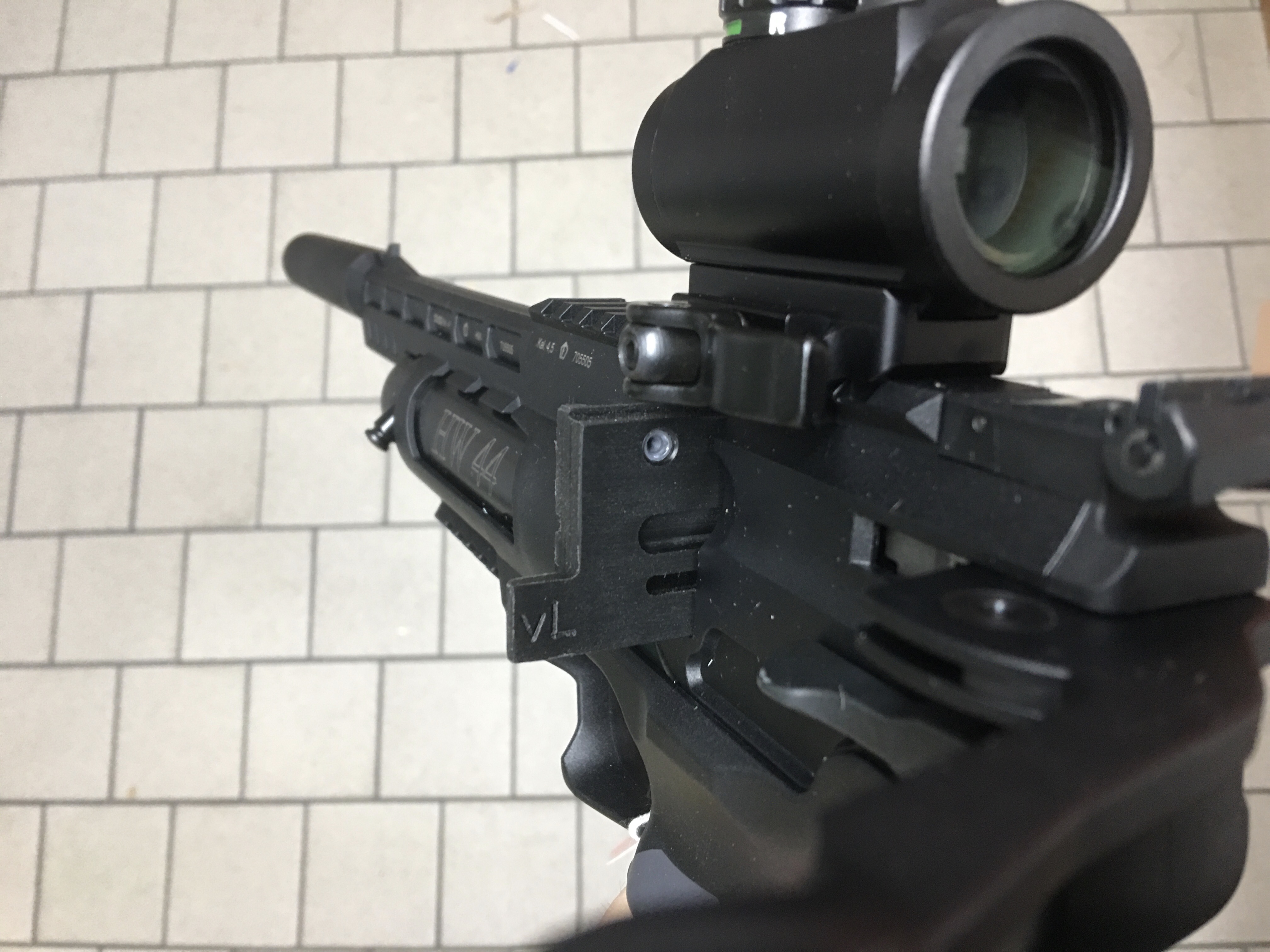 Als Zubehör für die Luftpistolemodell 44 ist auch so eine Einzelschutzvorrichtung anstelle von Magazin verfügbar.