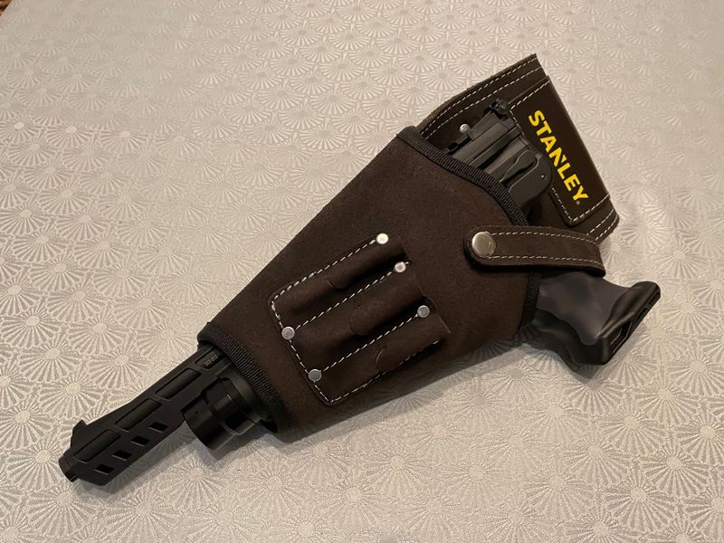 Ein spezielles Grtelholster gibt es fr diese Pistole nicht. Aber so ein Holster aus dem Werkzeughandel nimmt die HW 44 mit Schalldmpfer auf. Tipp: Stanley STST1-80118 Leder Akku-Schrauber-Halfter