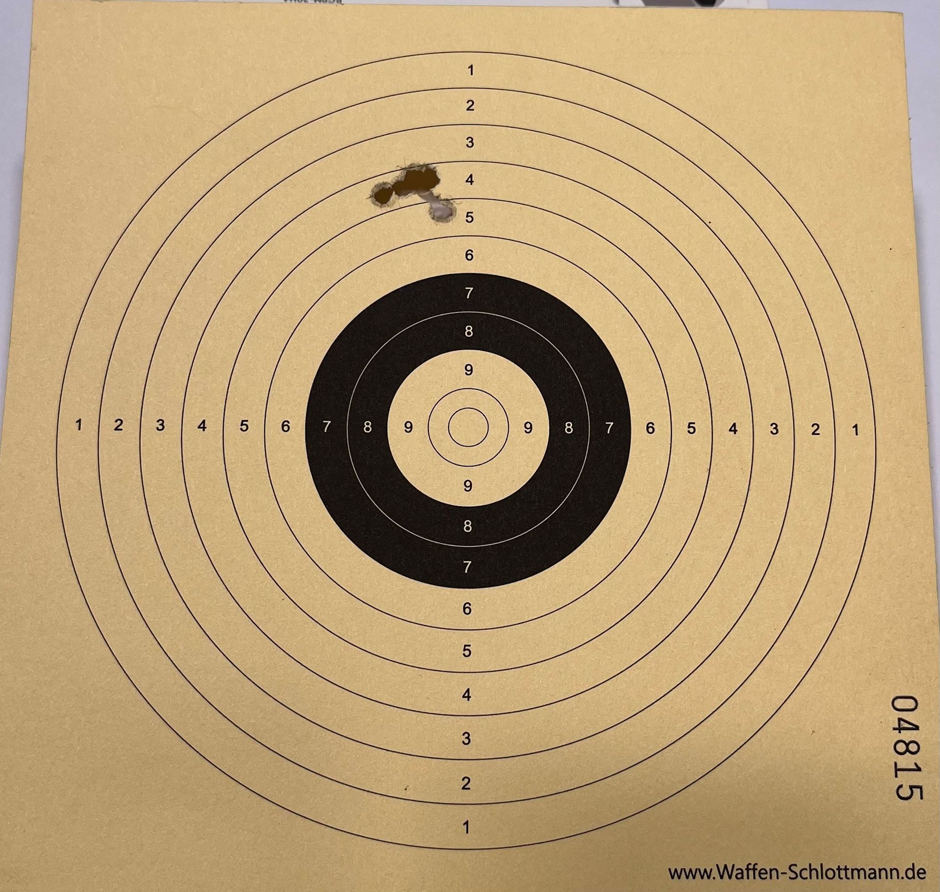 Ein Trefferbild auf 20m, Luftpistole HW 44 mit <a href=1130209.htm>gnstigem Reflexvisier NP3</a> und mit <a href=1168821.htm>Schalldmpfer</a>. Hier muss nachjustiert werden.