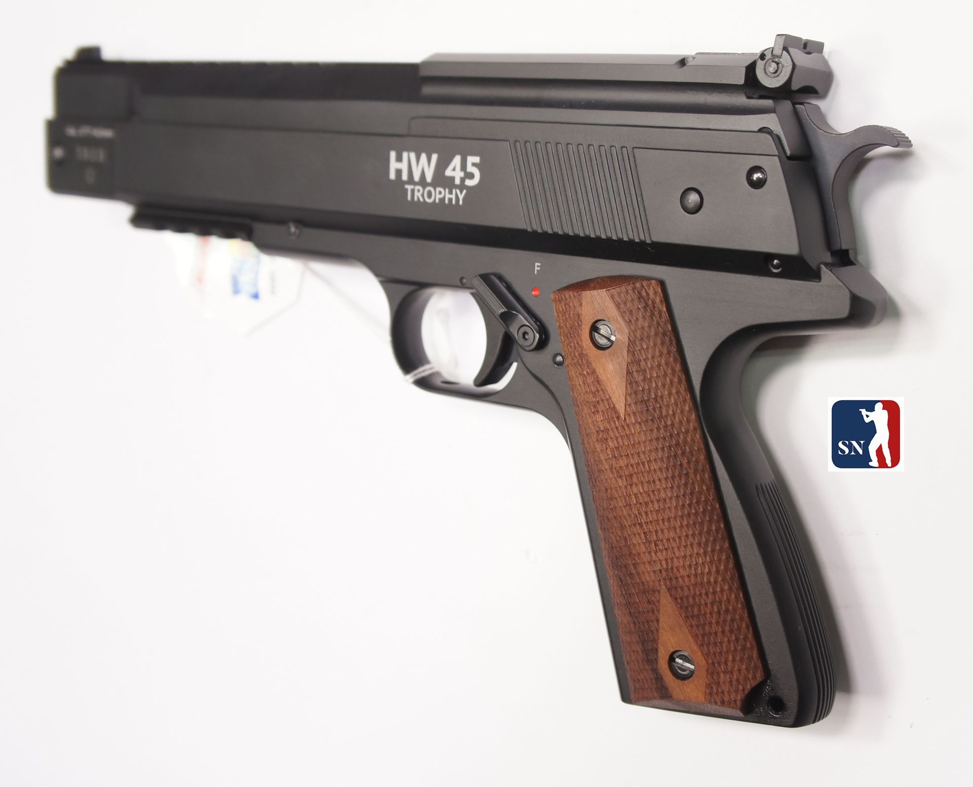 Zu den Besonderheiten dieser HW 45 z�hlen der Sattel f�r die Optik, die schwarze Visierung und der spezielle Schmierstoff (ohne dieseln).