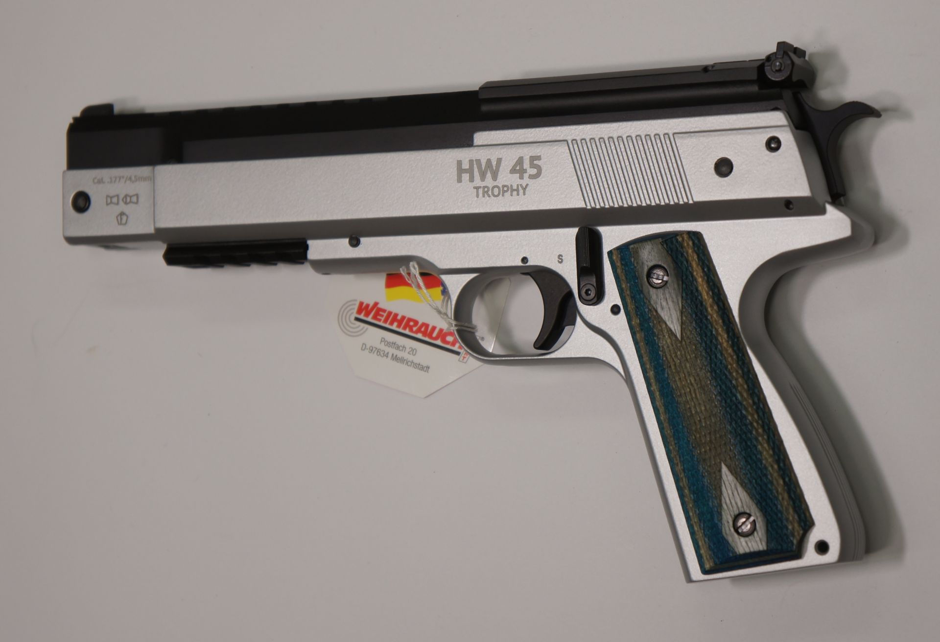 Zu den Besonderheiten dieser HW 45 z�hlen der Sattel f�r die Optik, die schwarze Visierung und der spezielle Schmierstoff (ohne dieseln).