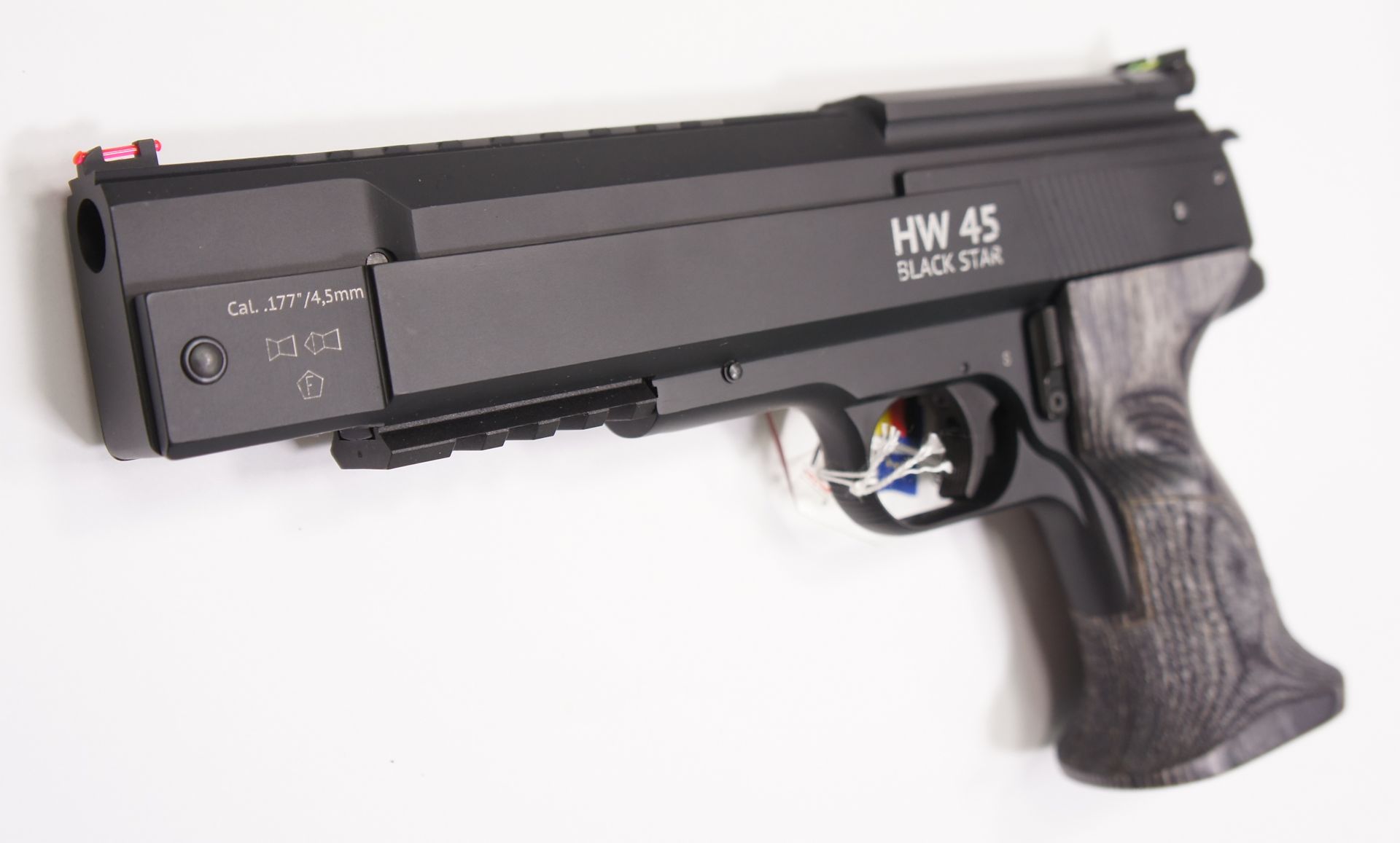neueste Luftpistole Weihrauch HW 45 Black Star im Kaliber 5,5mm