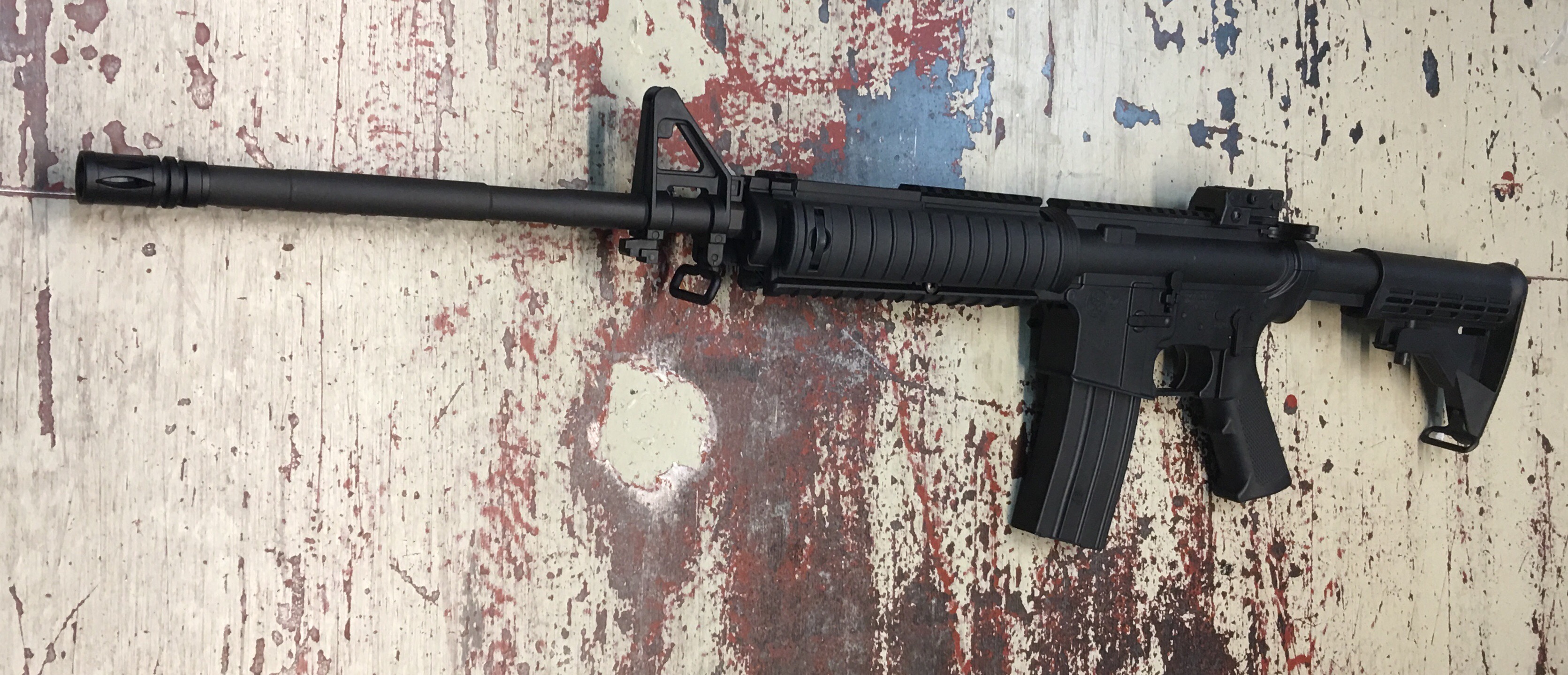 Der Kompensator am Umrex Colt M4 ist zwar geschraubt und abnehmbar, aber hier findet man ein Linksgewinde vor. Da ist mir kein passender Schalldmpfer bekannt. Die Verschraubung ist brigens durch einen Gewindestift gesichert. 