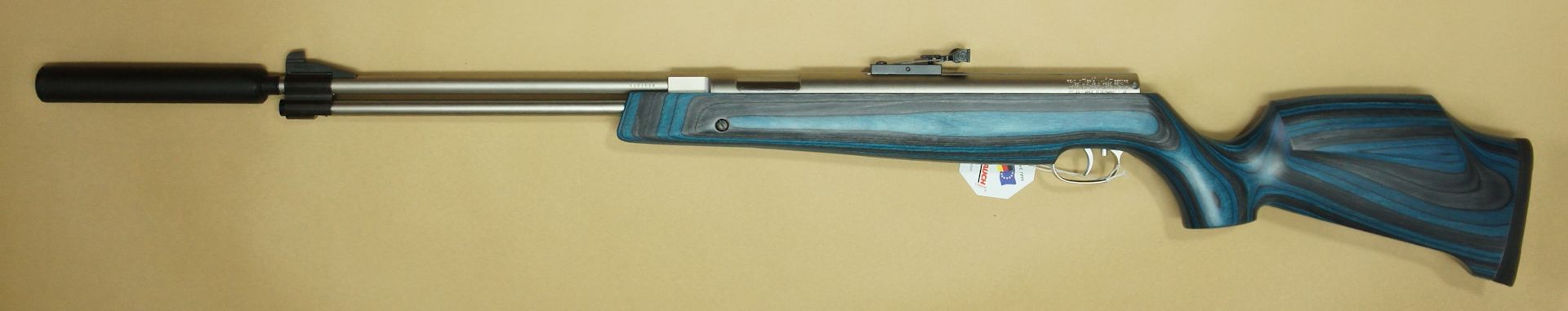 Luftgewehr HW 77 K mit Laufgewinde, blauem Schichtholzschaft und Schalldämpfer. Der schwarze Schalldämpfer gehört zum Lieferumfang.
