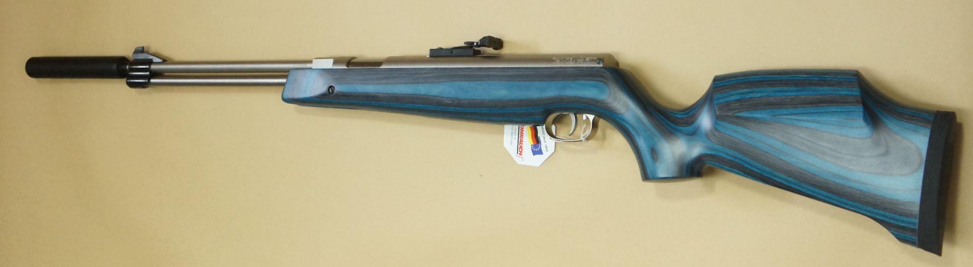 Luftgewehr Weihrauch HW 77 K mit Laufgewinde, blauem Schichtholzschaft und Schalldmpfer. Der schwarze Schalldmpfer gehrt zum Lieferumfang.