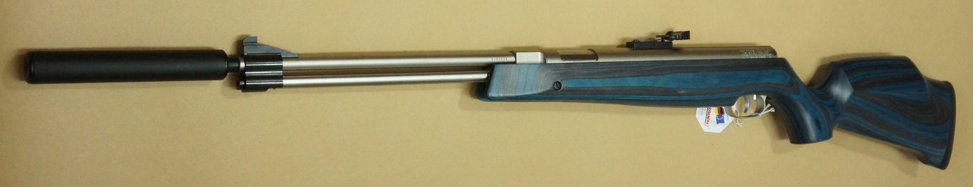 Luftgewehr Weihrauch HW 77 K mit Laufgewinde, blauem Schichtholzschaft und Schalldämpfer Der schwarze Schalldämpfer gehört zum Lieferumfang.