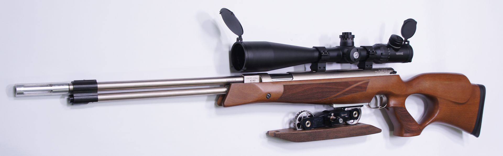 Das Gewehr knnen Sie auch gerne in vernickelter Ausfhrung bekommen. Montagebeipiel mit mglichem Zubehr: Auf diesem Wettkampfgewehr ist eine <a href=1130173.htm>Optik 8-32x50 der Marke Hawke </a> aufmontiert.