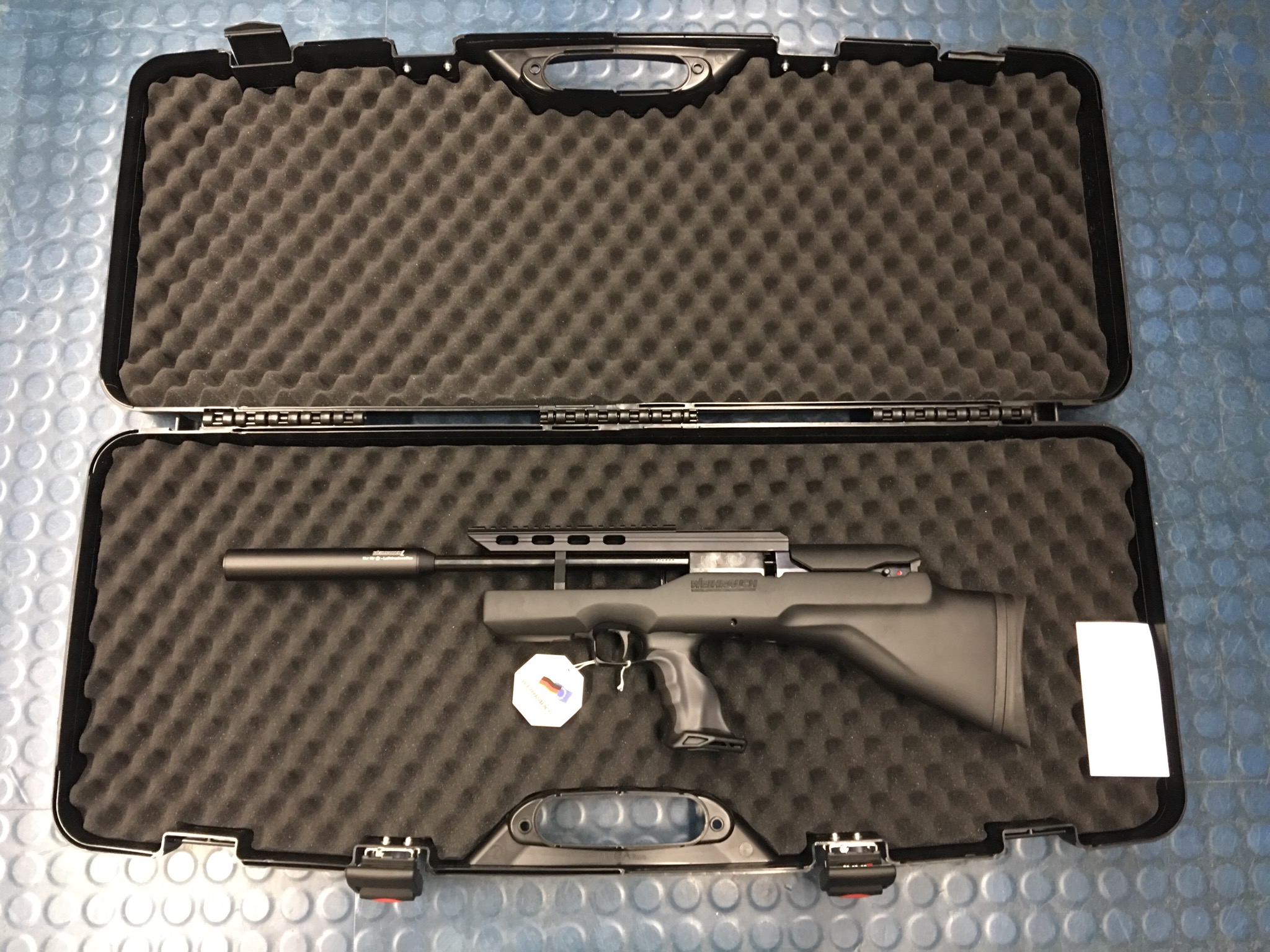 Hier noch mal der passende Koffer als Zubehörempfehlung von innen mit dem Luftgewehr Modell 100 BP minus K. 