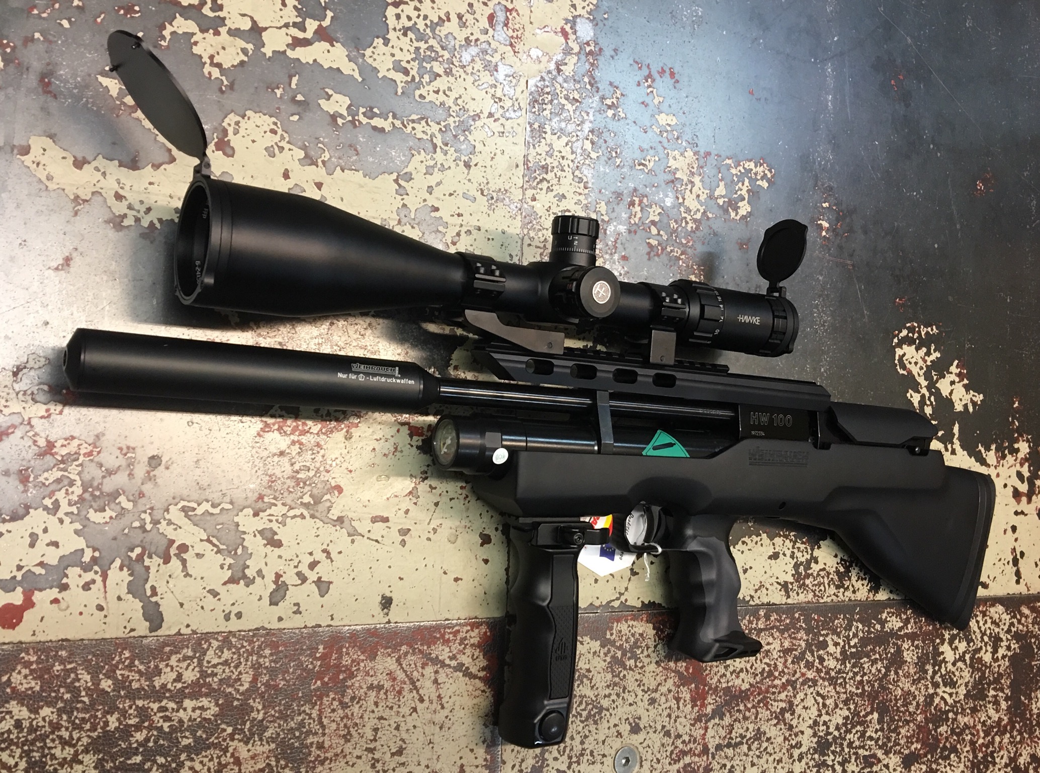 Dieses Montagebeispiel soll die Kombination mit <a href=1130172.htm>  Zielfernrohr Hawke AIRMAX 30 SF </a>, <a href=1168812.htm> Schalldämpfer </a>  und <a href=1165809.htm> Griff mit integriertem Zweibein</a> zeigen.
