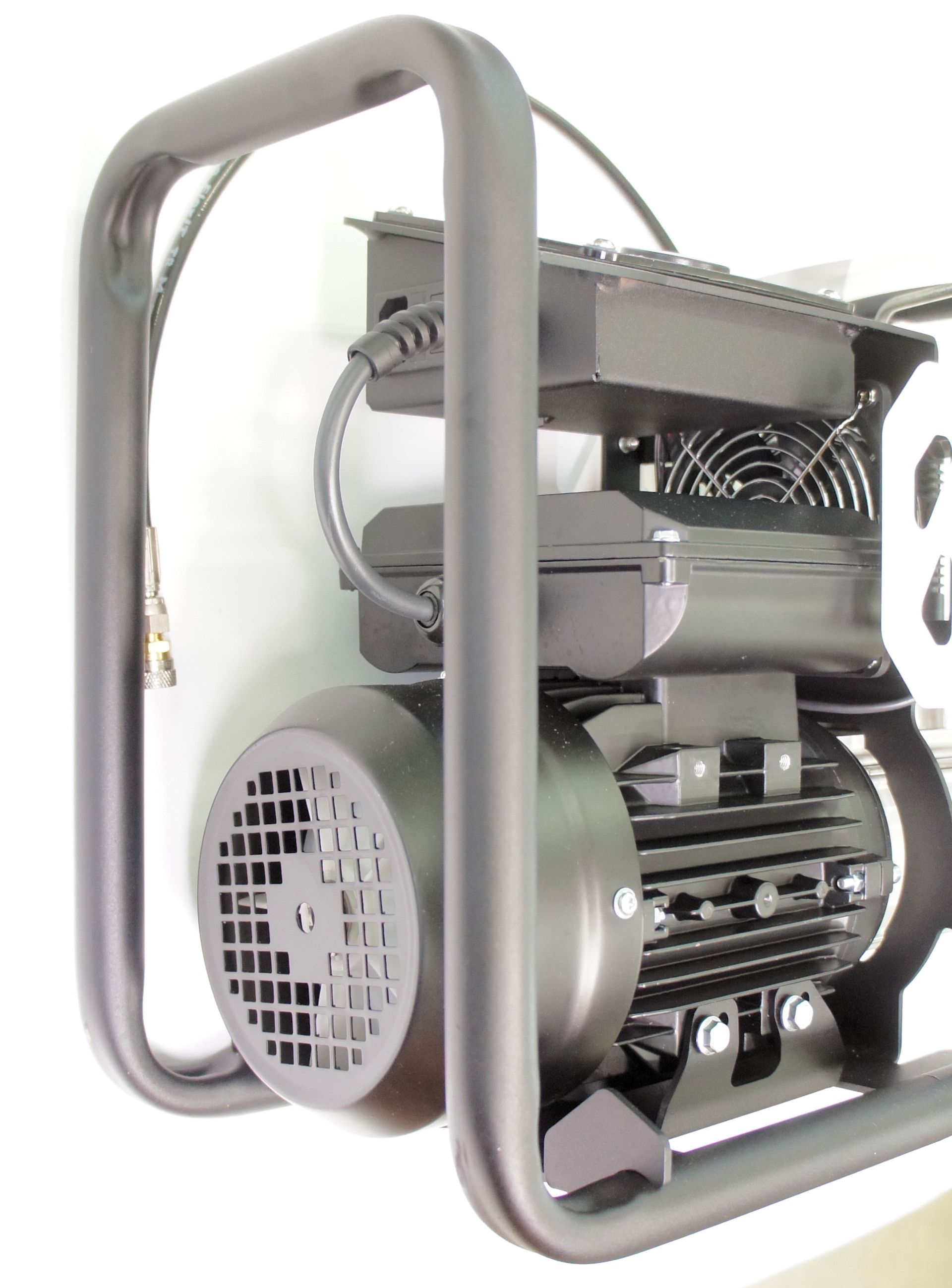 HILL  EVO 310, ELEKTRISCHER DRUCKLUFTKOMPRESSOR. Hier sehen Sie recht gut die Behlter fr Kurbell und fr Silikonl. Mehr links im Bild sehen Sie die Ablassschraube um ggf. die Verbindung druckfrei zu machen.