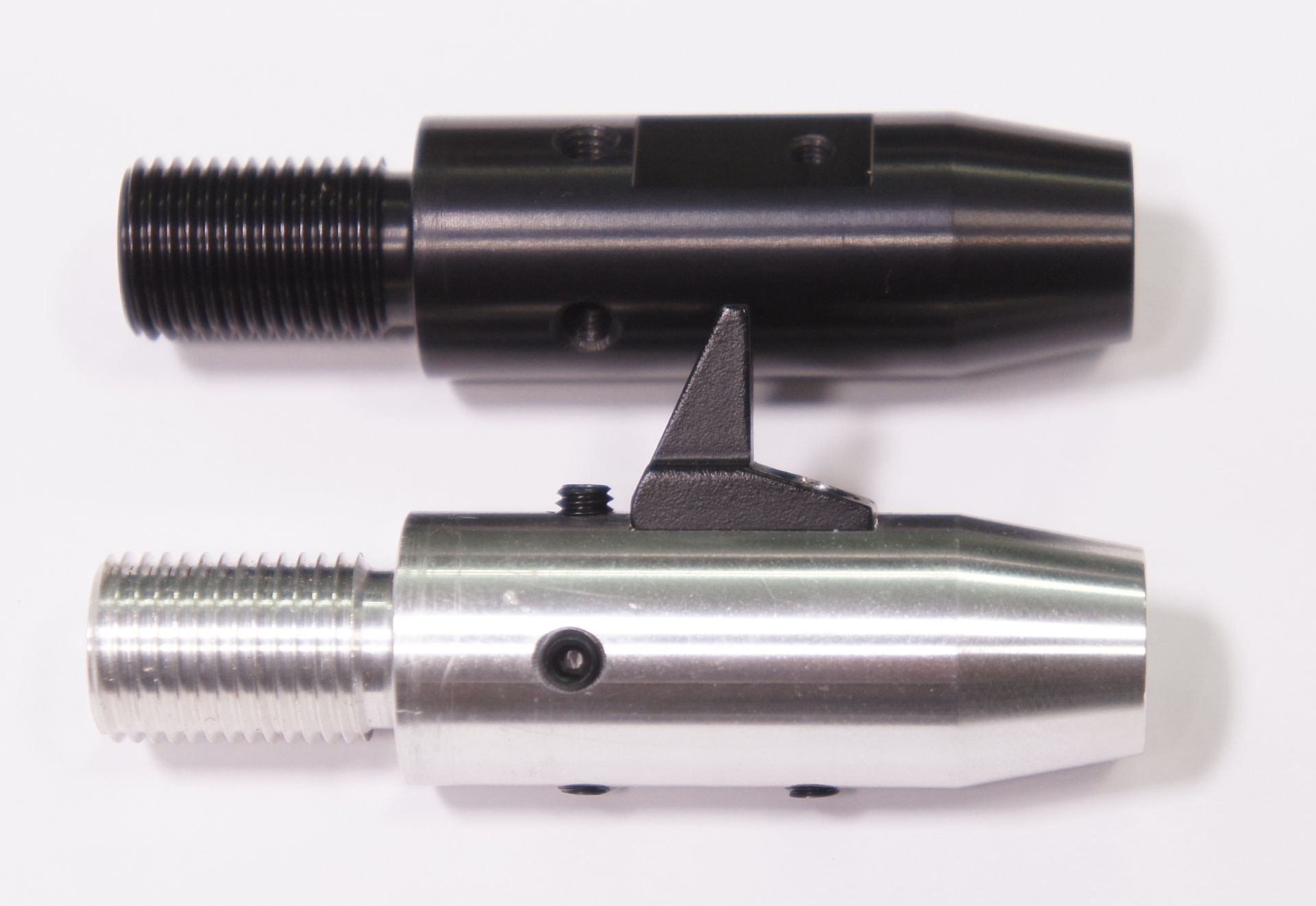  Die neuen  Generation hat in Schussrichtung 4 Klemmstellschrauben 4x90, damit der Adapter mit Schalldmpfer etwas ausgerichtet werden kann.