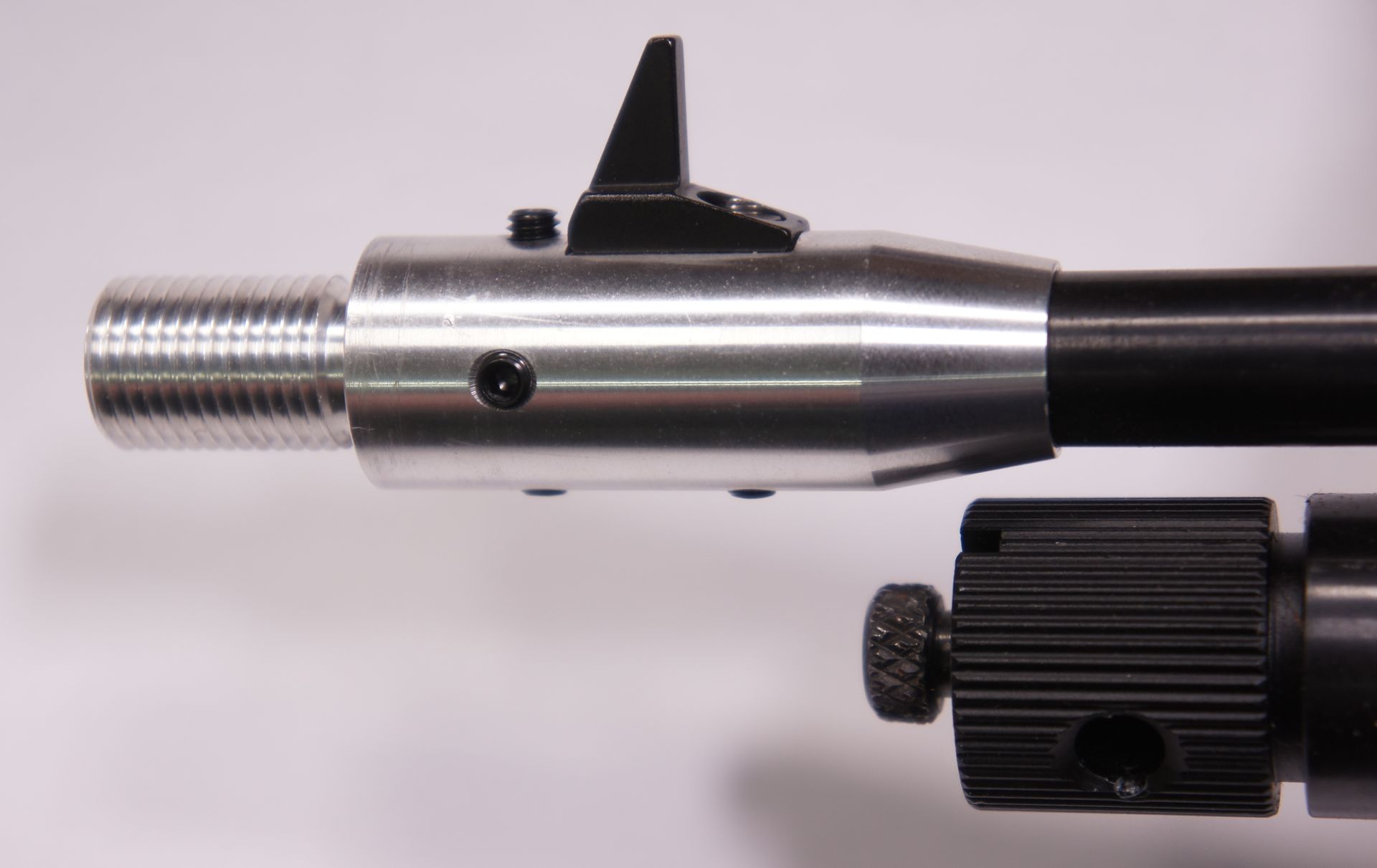 Montagebeispiel mit blankem Schalldmpferadapter, damit die 4 neuen Stellschrauben besser zu sehen sind. Geliefert wird in Schwarz. 