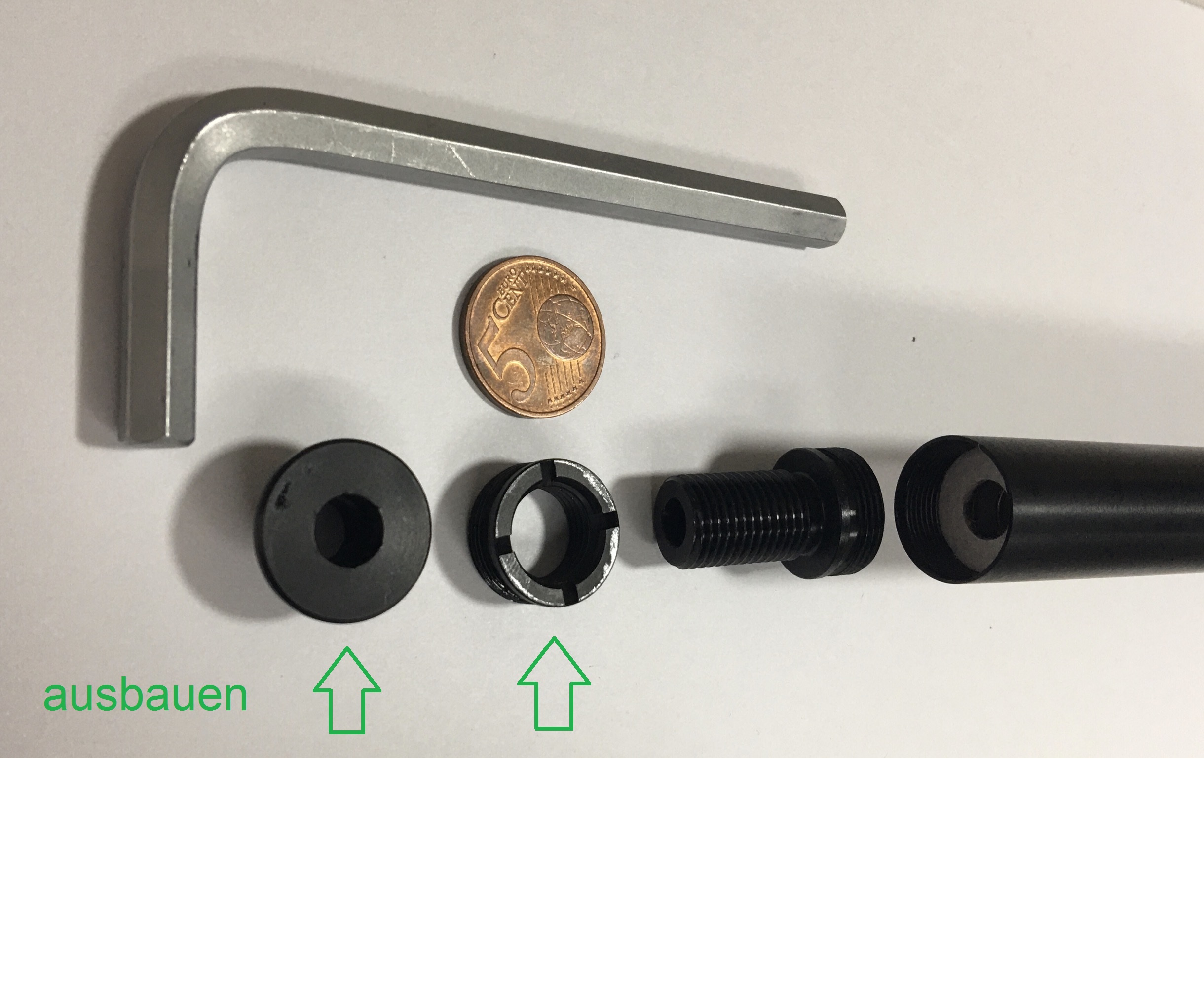 Um den Adapter einzusetzen, muss die Deckplatte mit dem Gewindering aus dem Laufmantel geschraubt werden. Dafür ist ein <a href=1155570.htm>Inbusschlüssel 7 mm </a> erforderlich. Mit einer Münze kann man den Gewindering lösen.