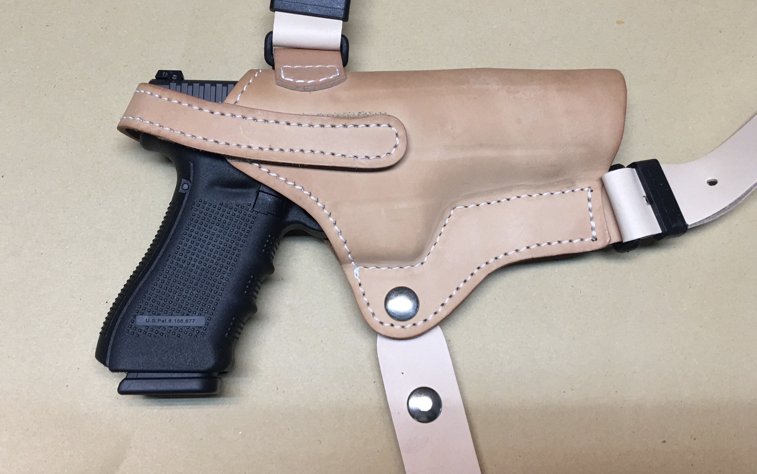 Beispiel: Dieses Schulterholster passt auch fr meine Glock 17 und deren Magazine. Allerdings gehen die Magazine im neuen Holster zunchst recht stramm.