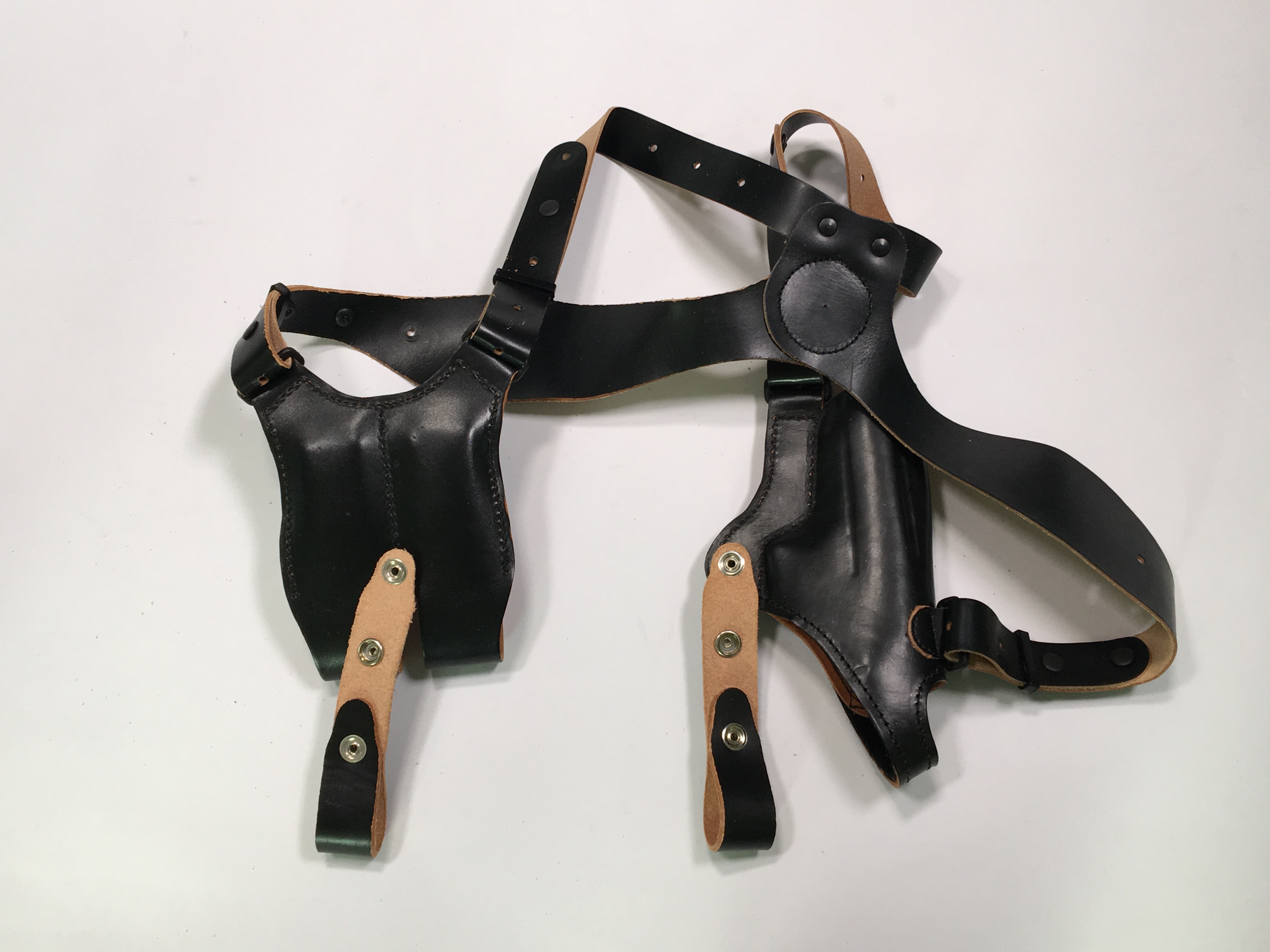 Schulterholster aus schwarzem Leder mit doppelter Magazintasche