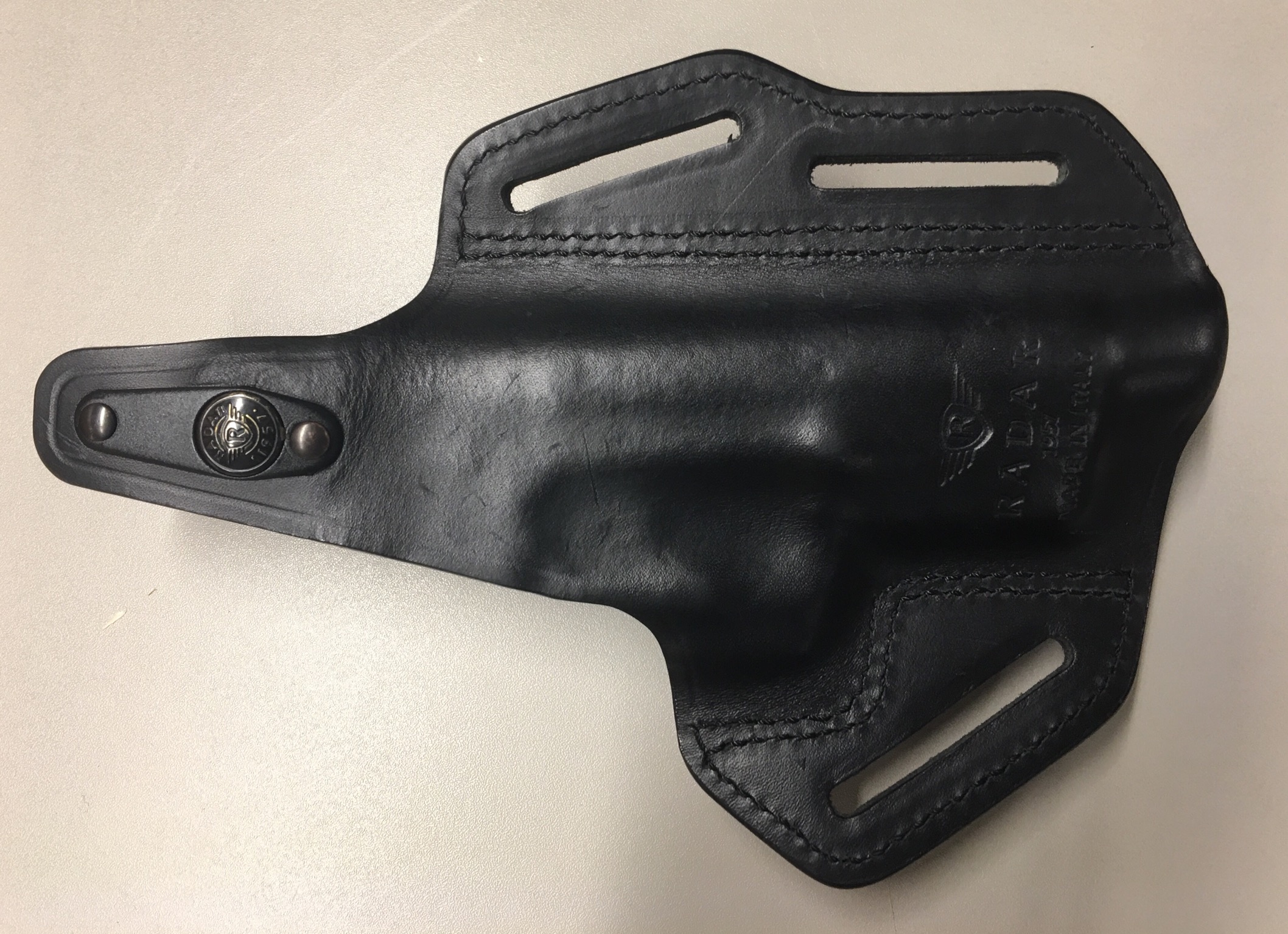 Das Bild zeigt das Holster mit dem <a href=1030092.htm>Jet Protector JPX </a> und Reservekartusche. Das Angebot gilt ohne JPX und ohne Reservekartusche, also nur fr das Holster.