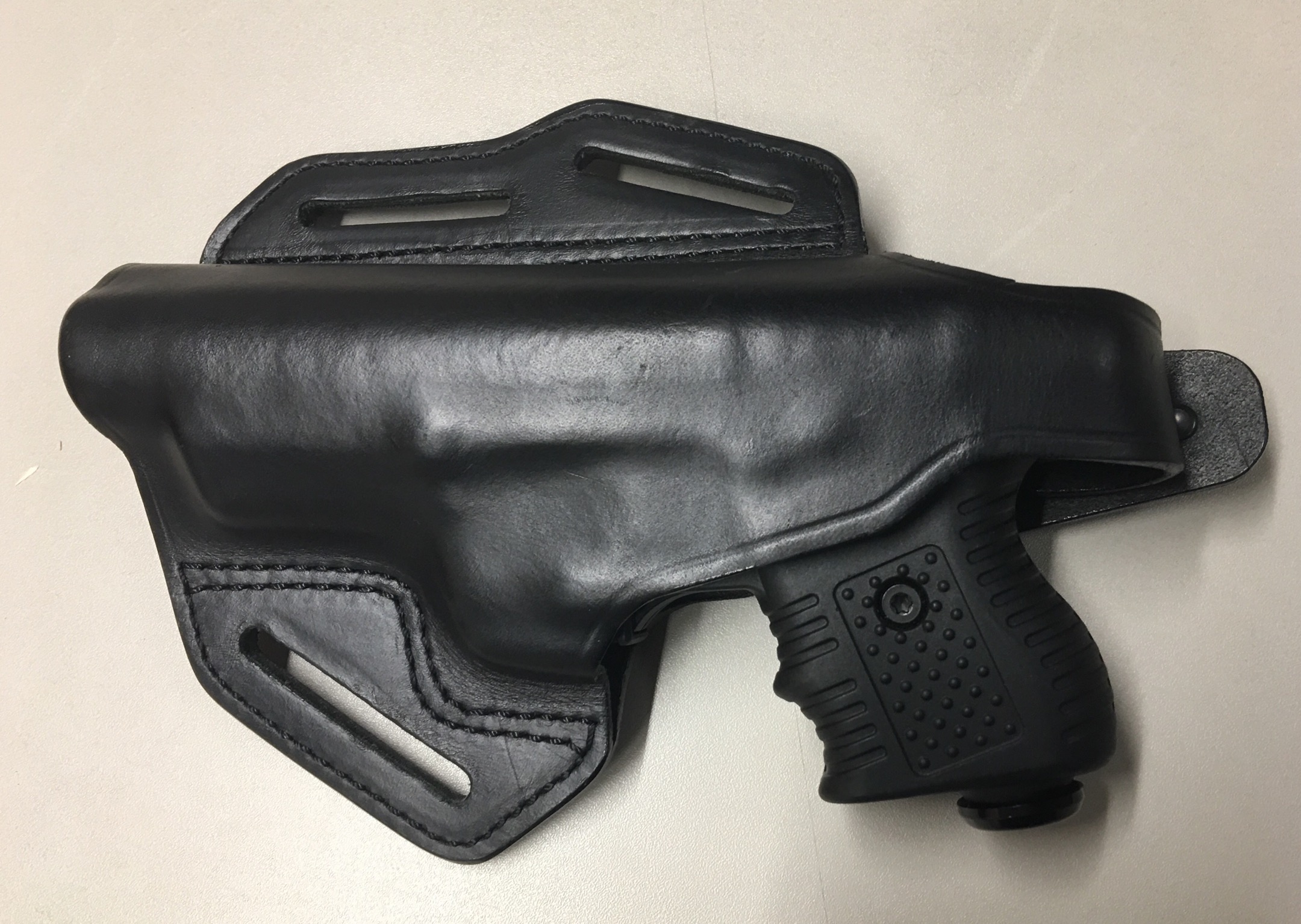 Das Bild zeigt ein <a href=1260283-RH.htm>neues Lederholster </a> in Rechtsausfhrung. Das gbe es auch fr Linkshnder. 