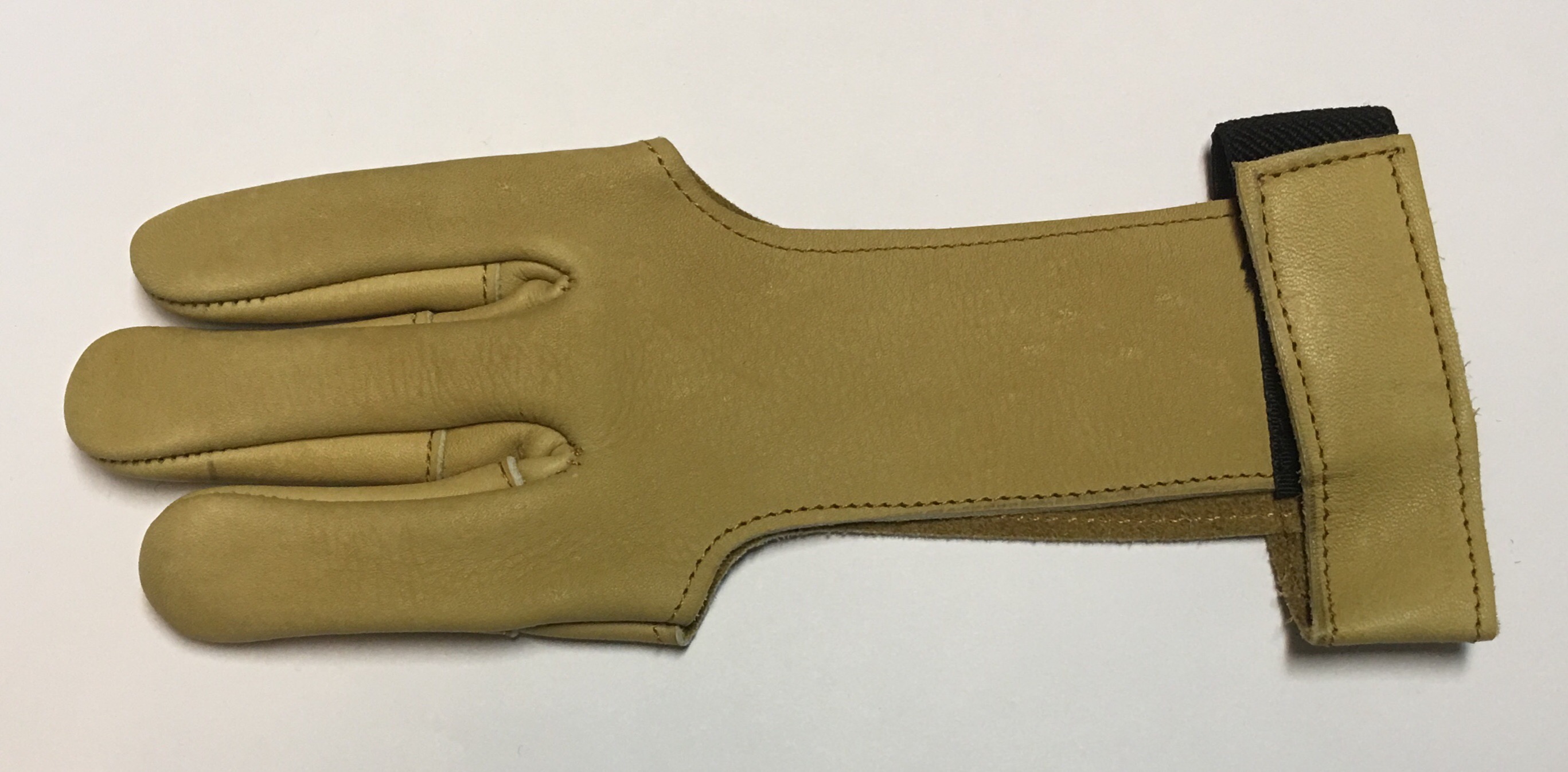 Der Handschuh ist für die drei Finger der Schusshand vom Bogen schützen und besteht aus sehr weichem Leder.