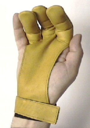 Am Handgelenk wird der Handschuh- Fingerschutz mittels Riemen gehalten. So kann der Fingerschutz auch schnell abgestreift werden, um beispielsweise mal kurz das Bogenvisier nachzustellen.