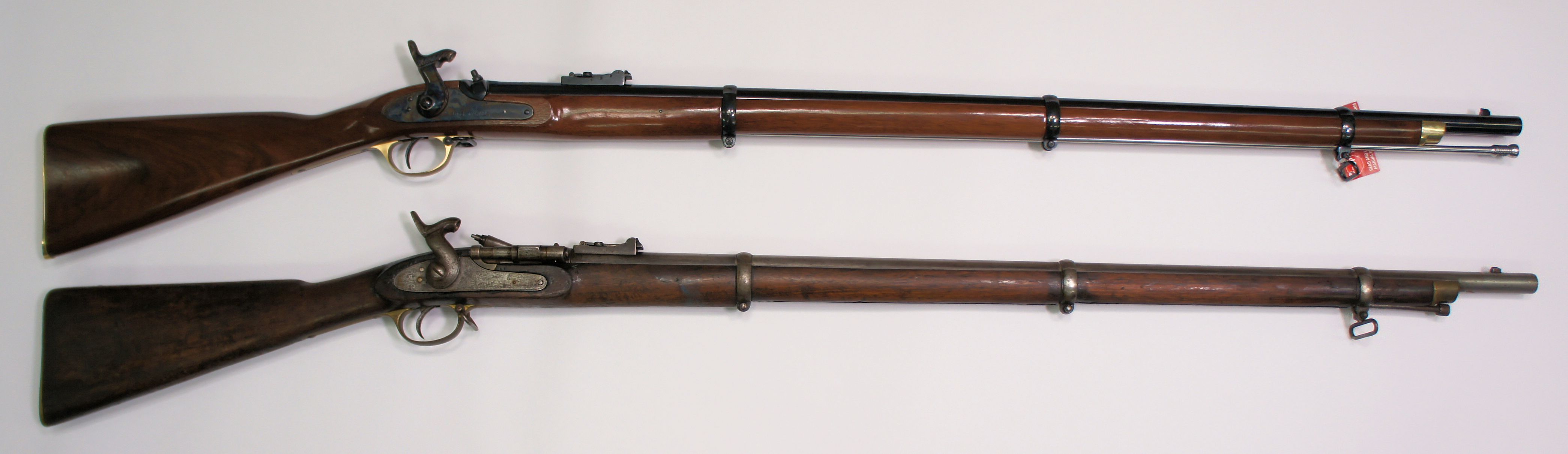 Vorderladergewehr Modell 1853 Enfield Kaliber .58 im Vergleich mit einem Hinterlader .577 Snider