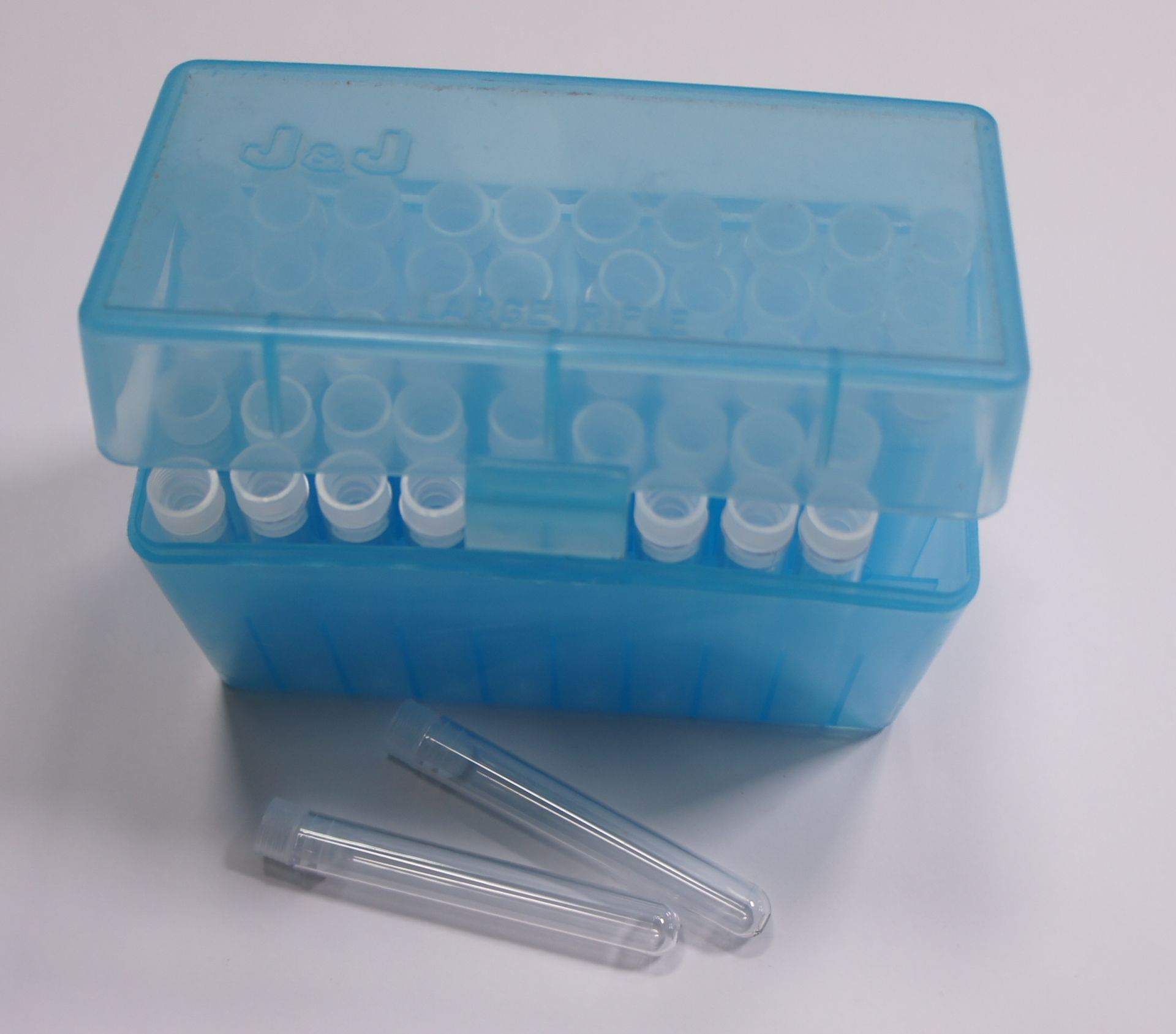 Die Rhrchen sind aus Plastik und haben folgende Abmessungen. Lnge mit Stopfen ca. 82,5mm und Durchmesser ca. 11,7 mm.