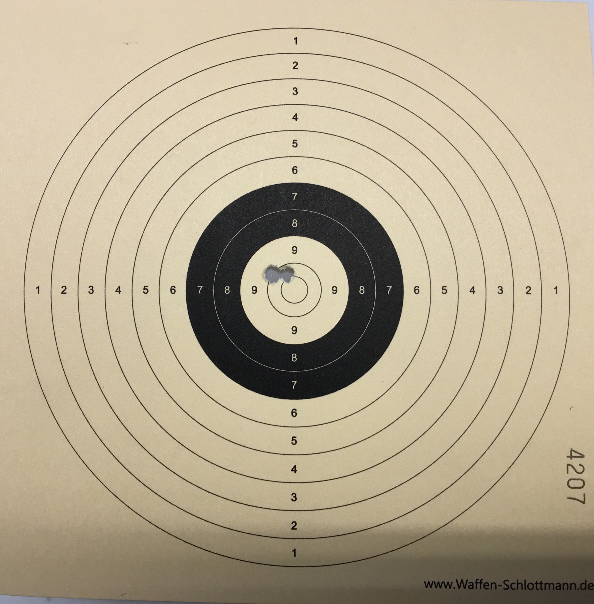 Wie mein Trefferbild (3 Schuss auf 11m) mit so einer Optik und einer <a href=1160060-45.htm>Luftpistole HW 75 Target</a> deutlich macht, ist mir so eine Visierung eine groe Hilfe.