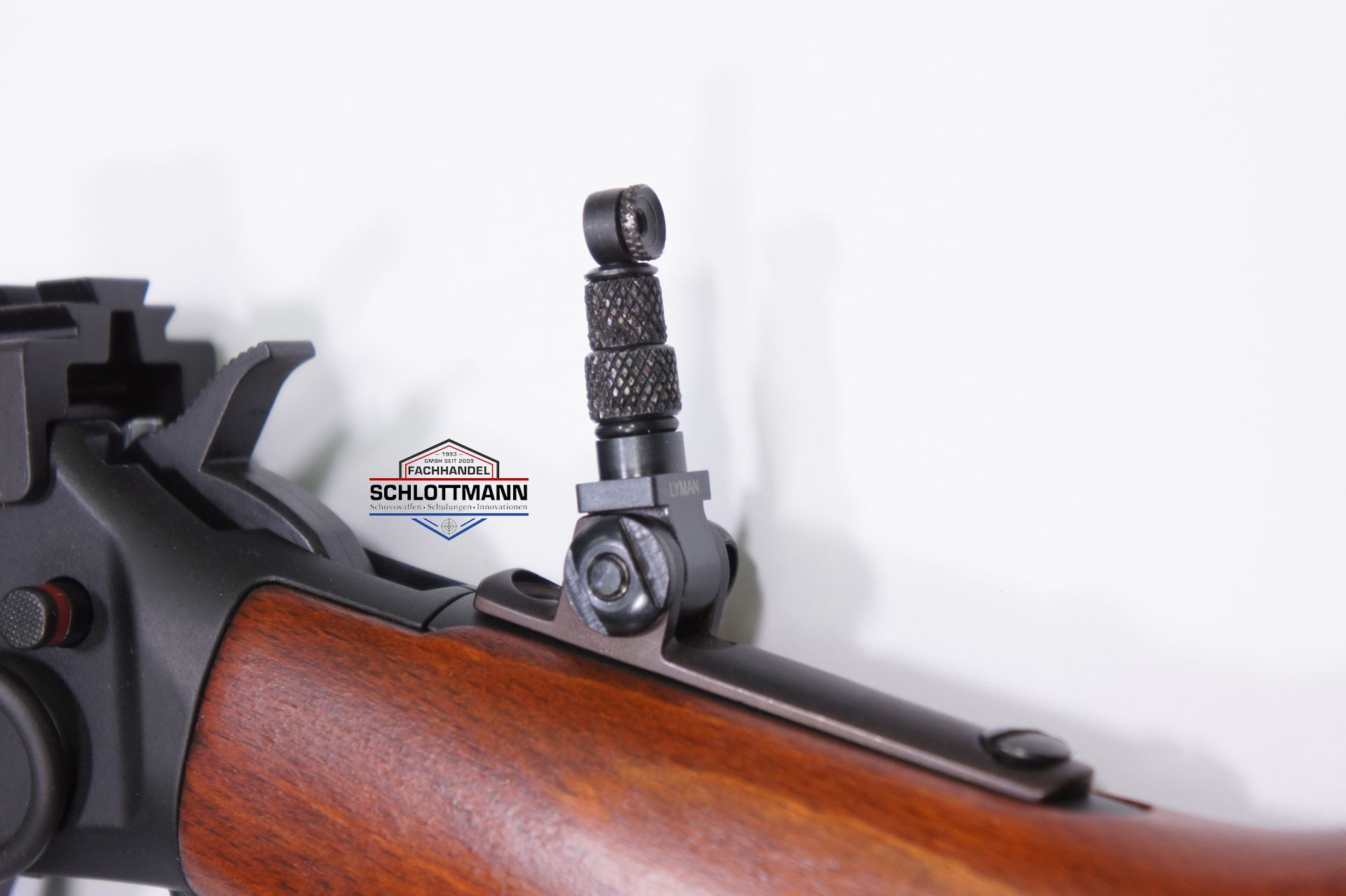 Bildbeispiel am CO2 Gewehr Walther LeverAction. Da passt es zwar nur mit einer Schraube, aber es wirkt unheimlich gut und bei diesem Gewehr tritt ja kein Rcksto auf.
