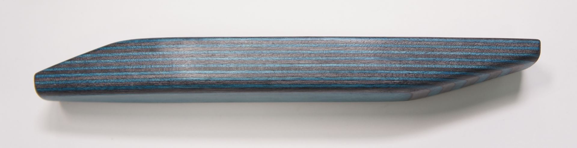 Schiffchen,kurz aus schwarz-blauem Schichtholz, glatt, ohne Punzierung, ohne L�cher