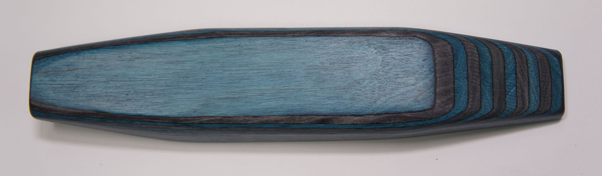 Schiffchen,kurz aus schwarz-blauem Schichtholz, glatt, ohne Punzierung, ohne L�cher