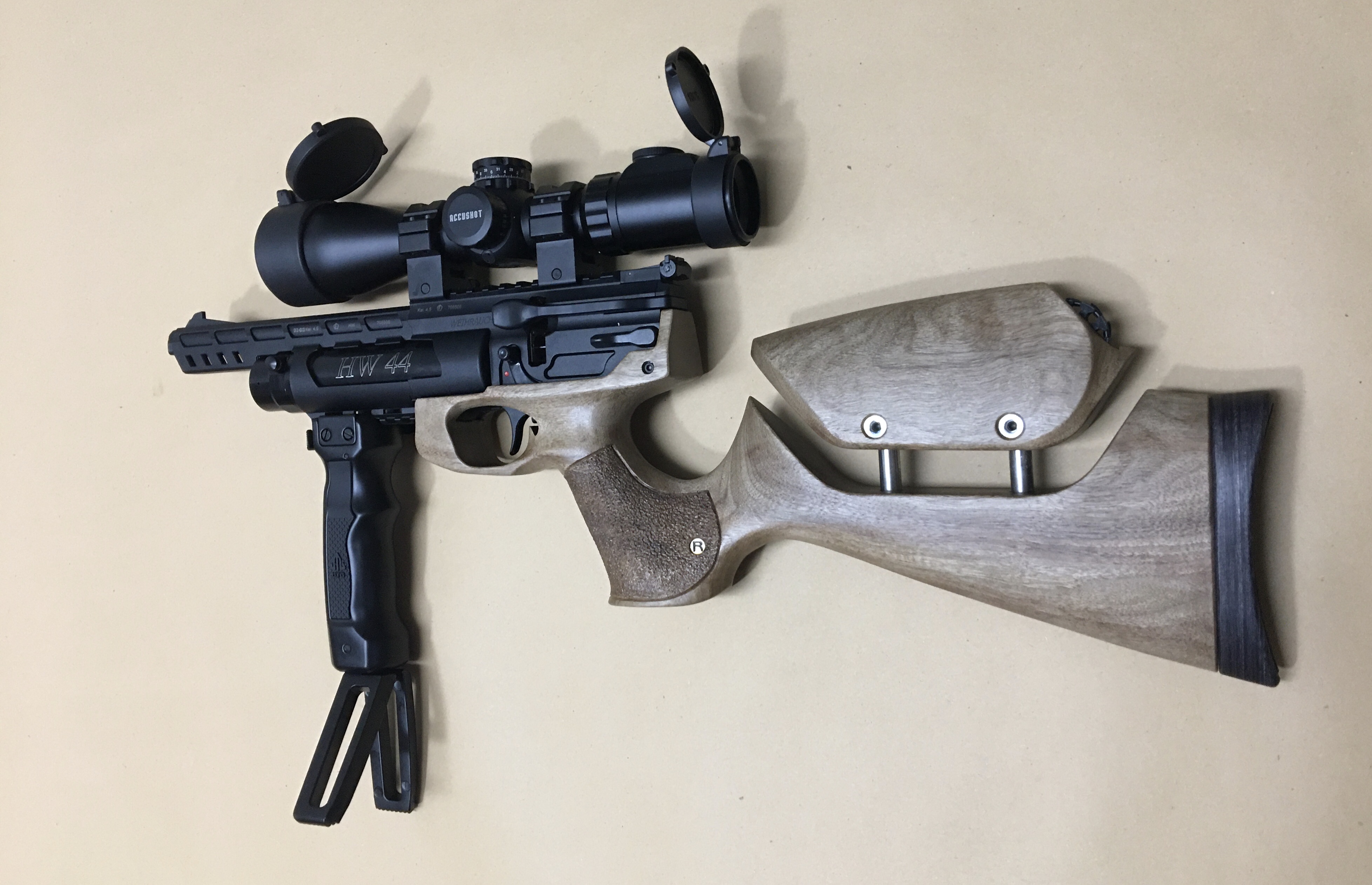 Anschlagschaft für Luftpistole HW 44 aus Nussbaum mit verstellbarer Schaftbacke