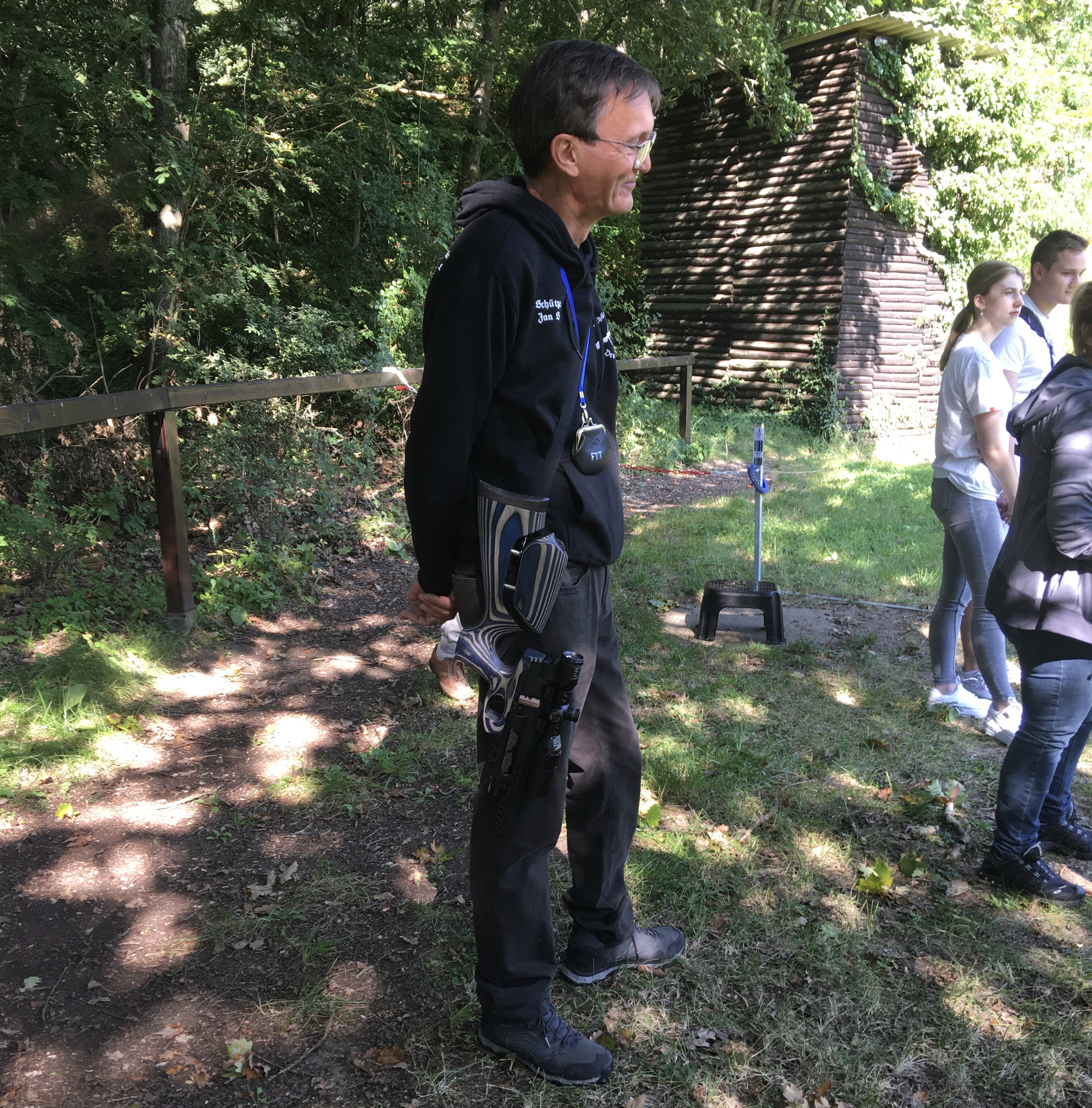 Hier ist einfach ein Schulterriemen mittels Karabinerhaken in der Schaftverstellung eingehakt. So lassen sich Pistolen mit so einem Schaft sehr komfortabel auf dem Schiestand tragen.