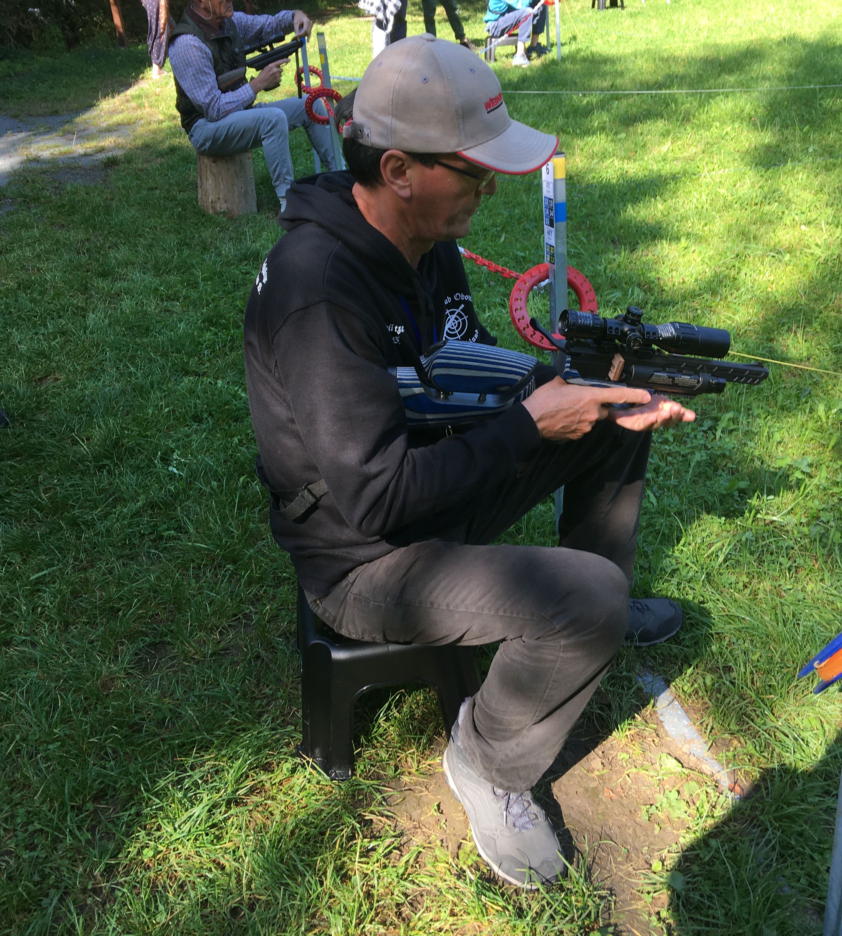 Das Bild vom 1. Wettkampfschieen mit Pistolenkarabinern in Klschhausen 2021 lsst ahnen, wieviel Freude es macht. Mit der sehr gnstigen <a href=1160035-45.htm>PCP Luftpistole airmaX PP700S-A</a> hat man dafr eine famose Basiswaffe.