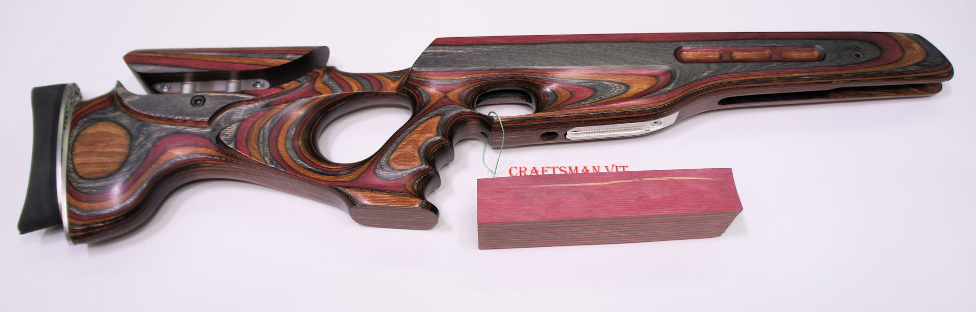 Als Zugabe ist beim Craftsman VIT Custom Schaft ein rohes Holzteil in der passenden Farbe dabei. Daraus könnte man einen Hamster fertigen.